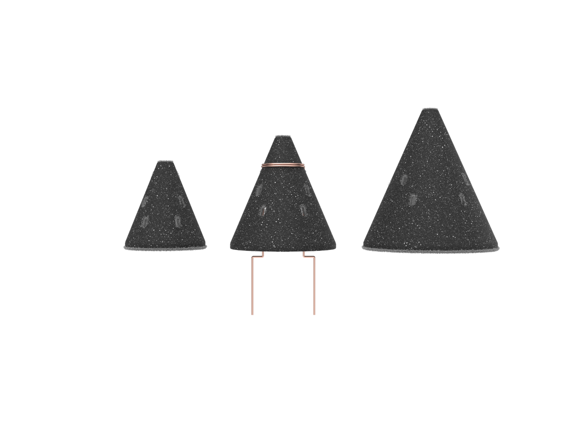 tre coprifaretti conici in ordine di dimensione dal più piccolo a sinistra al più grande a destra